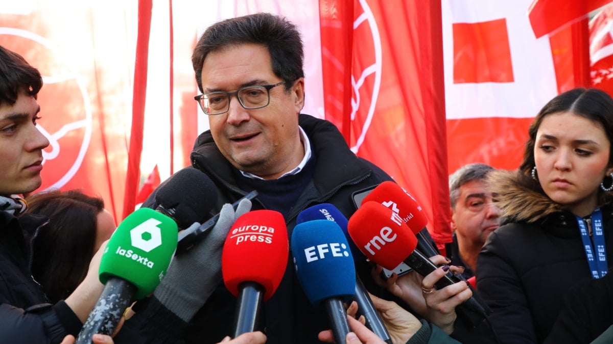 (Foto de ARCHIVO) El secretario general del PSOE de Madrid y ministro para la Transformación Digital y de la Función Pública, Óscar López, ofrece declaraciones a los medios antes del comienzo de la manifestación en defensa del sistema público de salud de Madrid, a 8 de febrero de 2026, en Madrid (España). La movilización, que ha partido del Paseo del Prado y ha finalizado en la Puerta del Sol, ha sido convocada por CCOO, ADSPM, FRAVM y UGT con el lema ‘Salvar la sanidad pública madrileña’. Rafael Bastante / Europa Press 08 FEBRERO 2026 MANIFESTACIÓN;SISTEMA PÚBLICO DE SALUD 08/2/2026