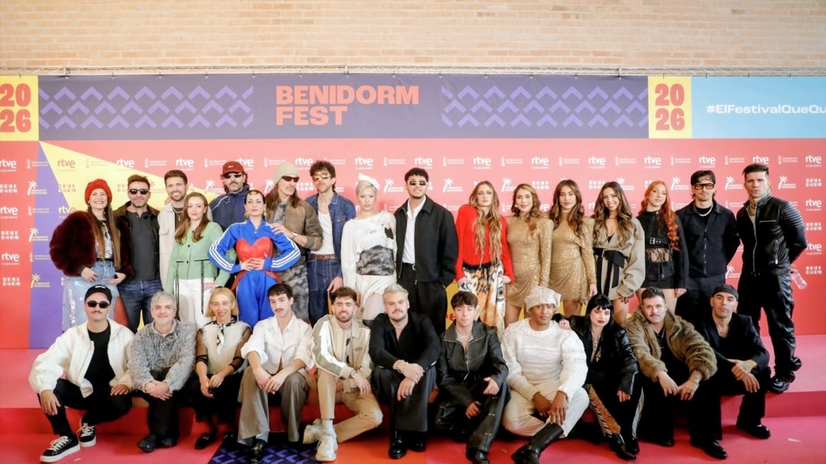 Los 18 artistas del Benidorm Fest posan en rueda de prensa