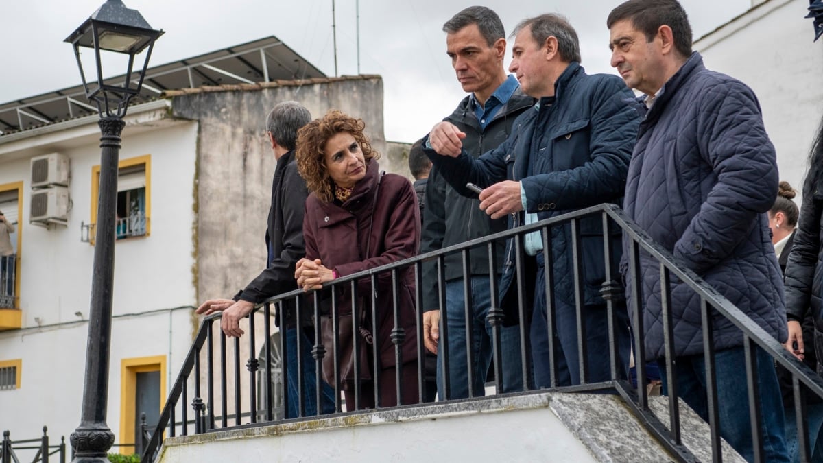 El presidente del Gobierno, Pedro Sánchez, durante la visita a zonas afectadas de Jaén por el desbordamiento del Guadalquivir. A 09 de febrero de 2026, en Villanueva de la Reina, Jaén (Andalucía, España). El presidente del Gobierno, Pedro Sánchez, junto con la vicepresidenta primera y ministra de Hacienda, María Jesús Montero, ha visitado las zonas afectadas por las borrascas, con la inundación del río Guadalquivir en Villanueva de la Reina (Jaén). C.G. / Europa Press 09/2/2026