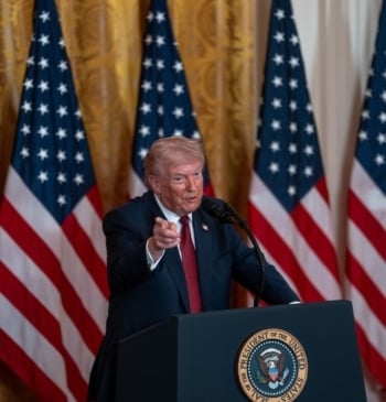 Trump rebaja las restricciones a petroleras en Venezuela y concede licencia a [...]