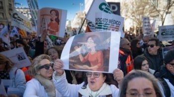 "Mónica García, dimisión": miles de médicos vuelven a salir a la calle en Madrid