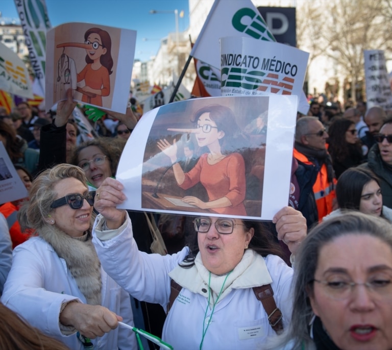 "Mónica García, dimisión": miles de médicos vuelven a salir a la calle en Madrid