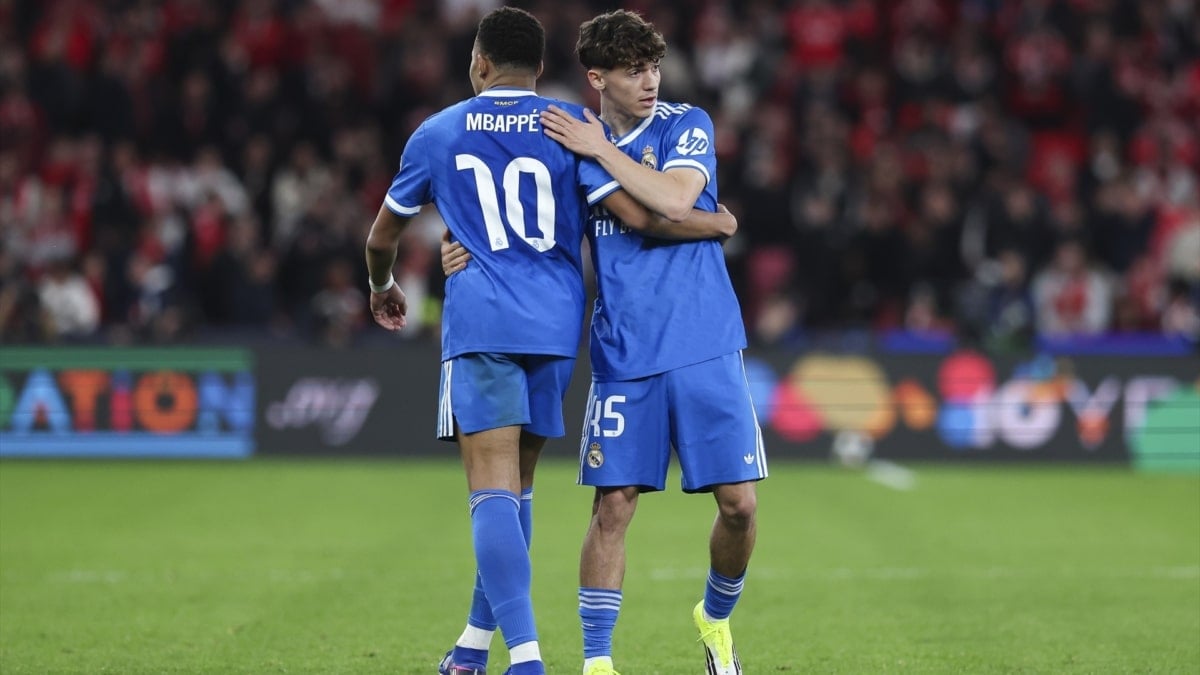 Kylian Mbappé y Thiago Pitarch al finalizar el encuentro