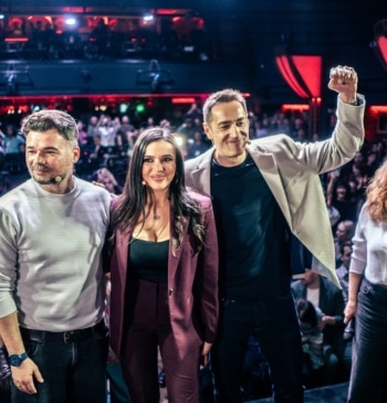 Carteles a favor de Podemos entre el público en el coloquio de [...]