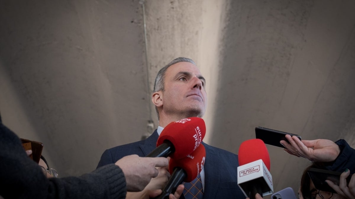 El portavoz de VOX en el Ayuntamiento de Madrid, Javier Ortega Smith, atiende a los medios de comunicación este viernes