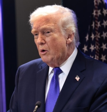 Trump anuncia un arancel global del 10 % en respuesta al fallo [...]