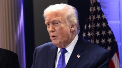 Trump anuncia un arancel global del 10 % en respuesta al fallo del Supremo