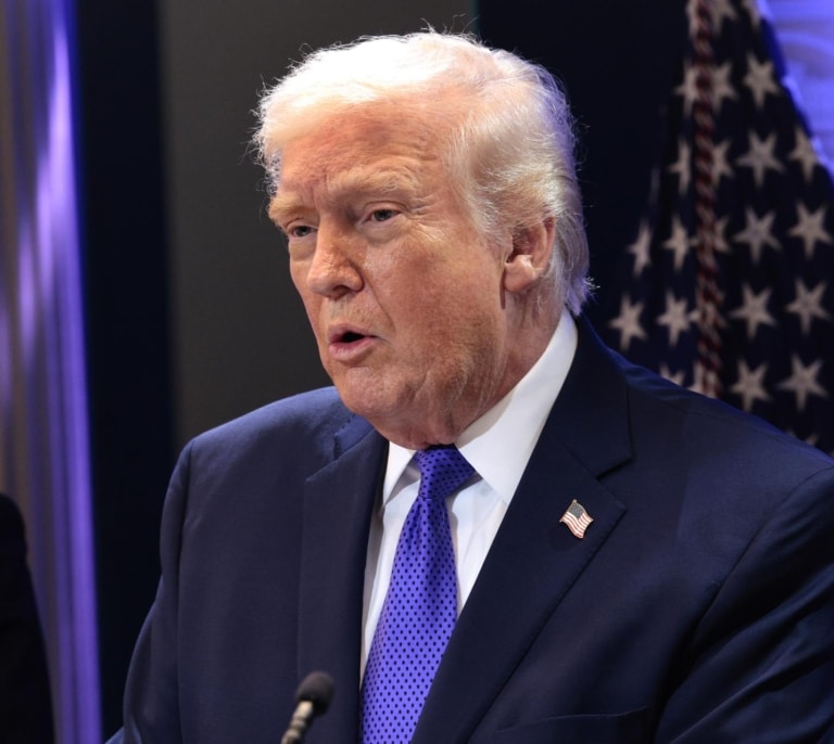 Trump anuncia un arancel global del 10 % en respuesta al fallo del Supremo