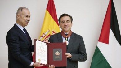 Albares recibe la Orden del Estado de Palestina ajeno a la polémica sobre el veto a periodistas de Exteriores