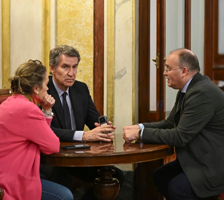 El PP aprieta a Vox para desatascar Extremadura pero ven a Abascal enfocado en Castilla y León