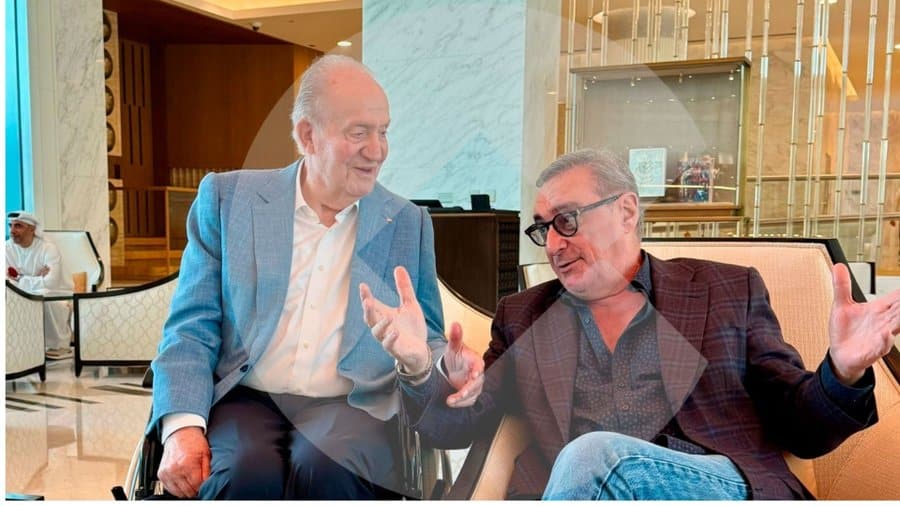 Don Juan Carlos y Carlos Herrera, en imagen de la Cadena Cope.