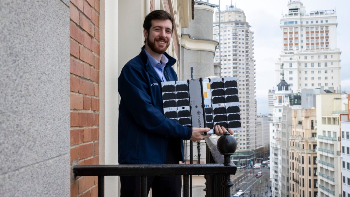 El veinteañero que dirige desde la Gran Vía de Madrid la empresa española con más satélites en el espacio: “Somos el Starlink español” El veinteañero que dirige desde la Gran Vía de Madrid la empresa española con más satélites en el espacio: “Somos el Starlink español”
