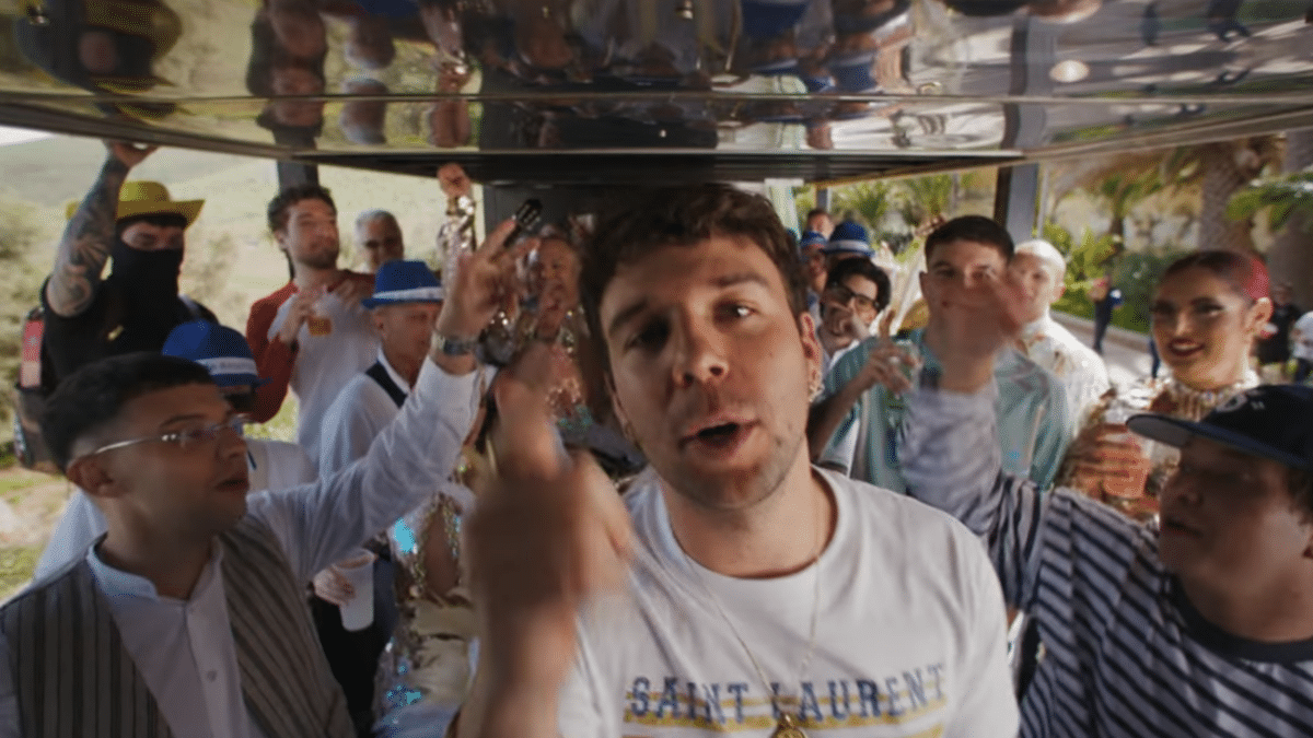 Fotograma videoclip 'Ni borracho' de Quevedo