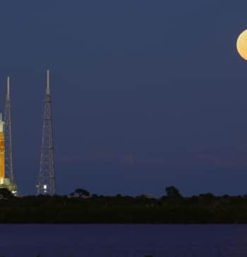 La NASA aplaza su primera misión tripulada a la Luna en 50 [...]