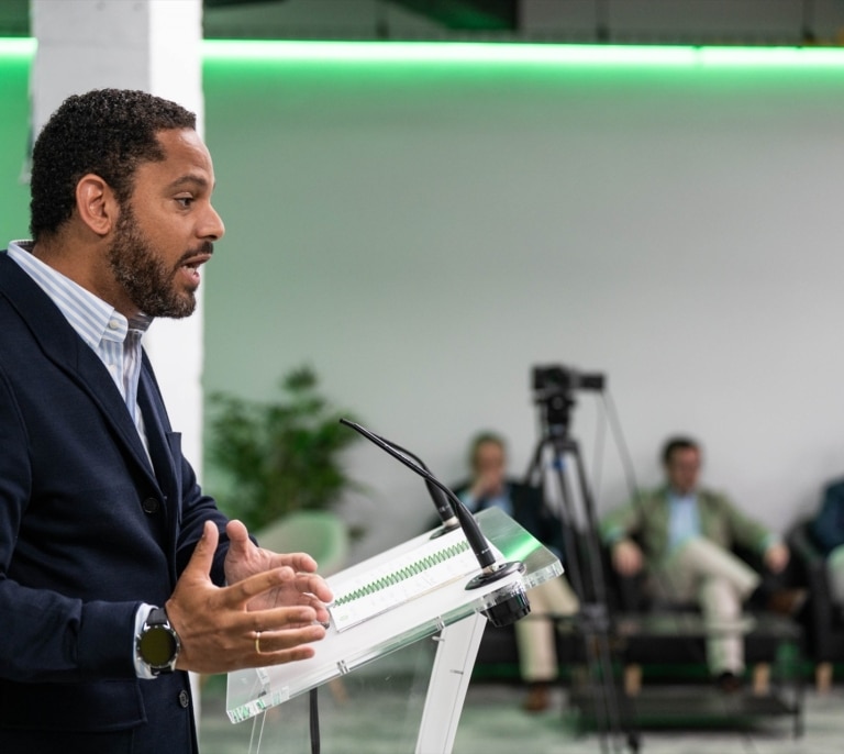 Vox reactiva las negociaciones con el PP en Extremadura en medio de la guerra con Ortega Smith