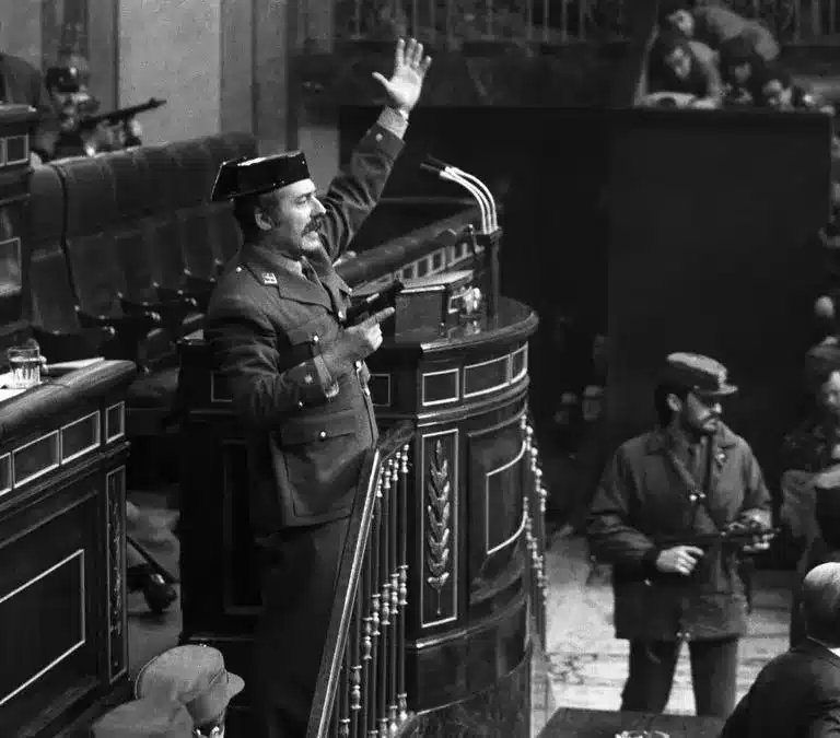 Uno de los jefes de los servicios secretos pudo participar en la preparación del golpe del 23-F