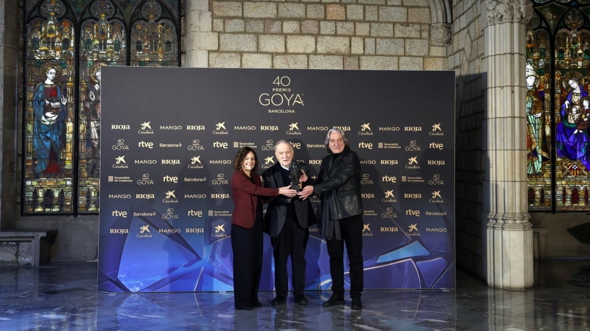 El presidente de la Academia de Cine, Fernando Méndez-Leite, la consellera de Cultura de la Generalitat, Sònia Hernàndez, y el concejal de Cultura del Ayuntamiento de Barcelona, Xavier Marcé, durante la presentación del programa de los Goya 2026 en Barcelona.