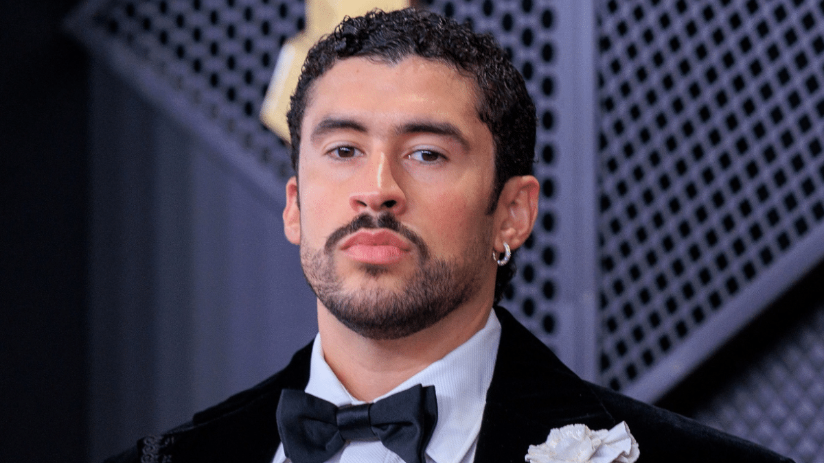 Bad Bunny en la alfombra roja de los Grammy 2026.