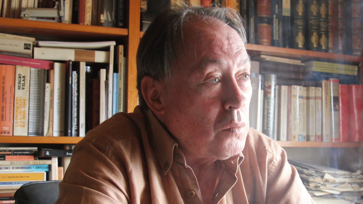 Gregorio Morán fotografiado en su casa de Barcelona en 2014.