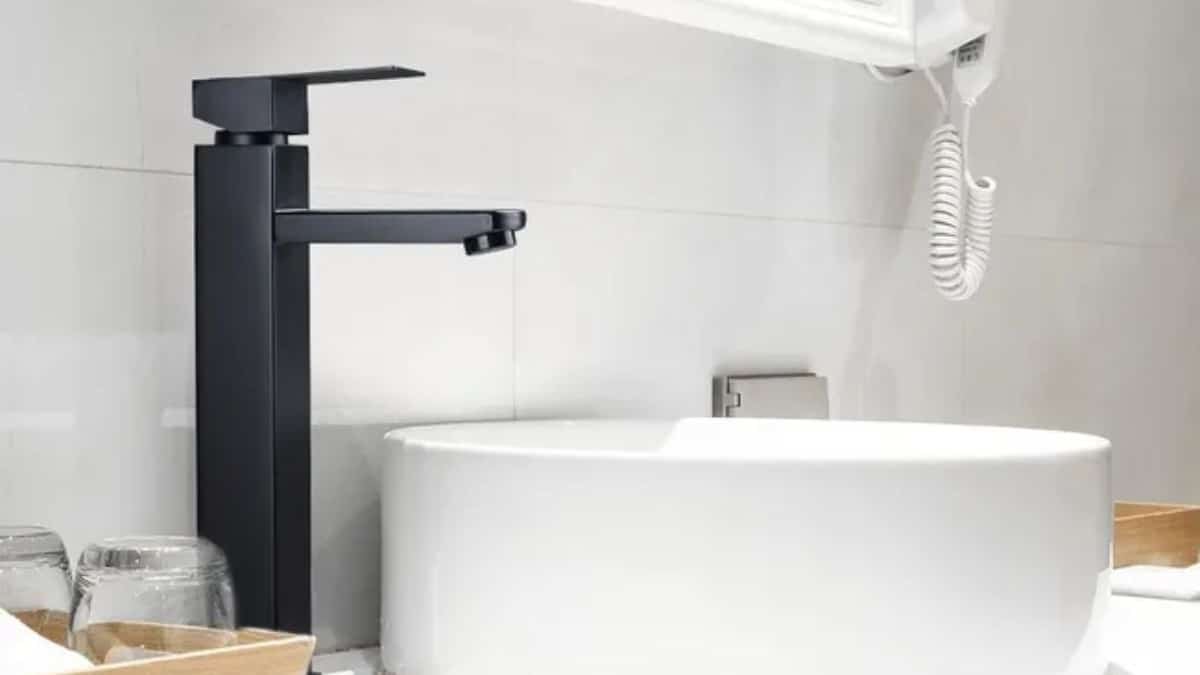 grifo de baño negro
