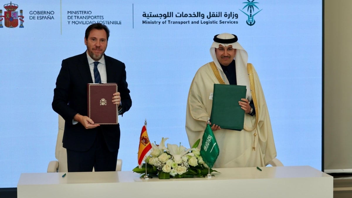 El ministro de Transportes, Óscar Puente, junto al ministro saudí de Transportes y Servicios Logísticos, Saleh bin Nasser Al-Jasser.