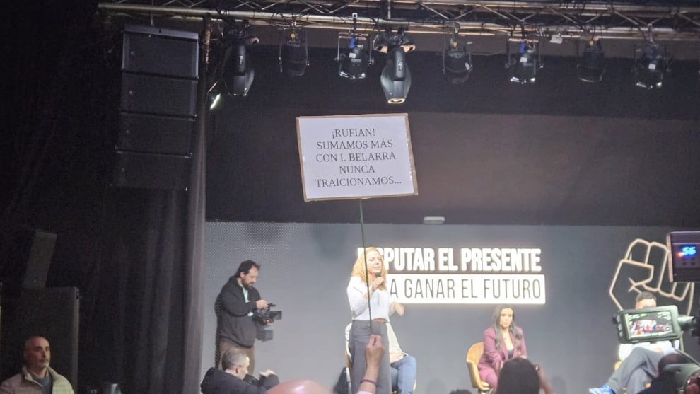 Cartel a favor de Podemos en el acto de Rufián y Delgado en Madrid.