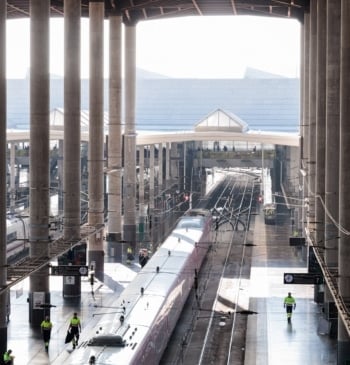 La huelga ferroviaria paraliza el AVE con 350 trenes cancelados y reduce [...]