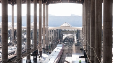 La huelga ferroviaria paraliza el AVE con 350 trenes cancelados y reduce Cercanías a la mitad