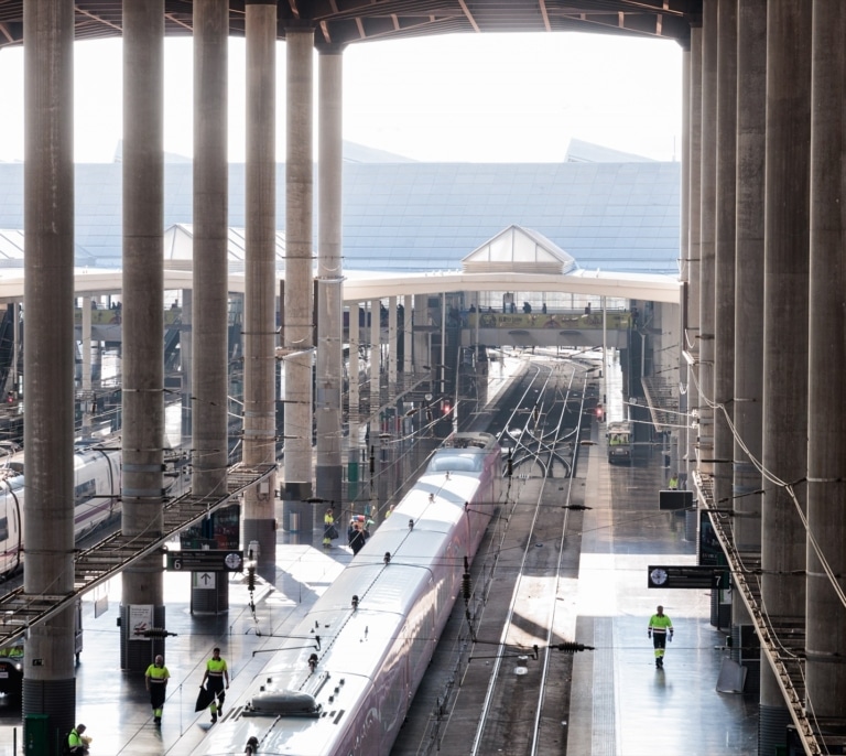 La huelga ferroviaria paraliza el AVE con 350 trenes cancelados y reduce Cercanías a la mitad