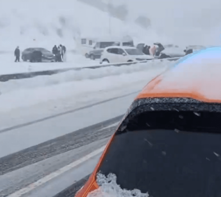 Cortados por nieve los puertos de Navacerrada, Cotos, Morcuera y Navafría por la M-601