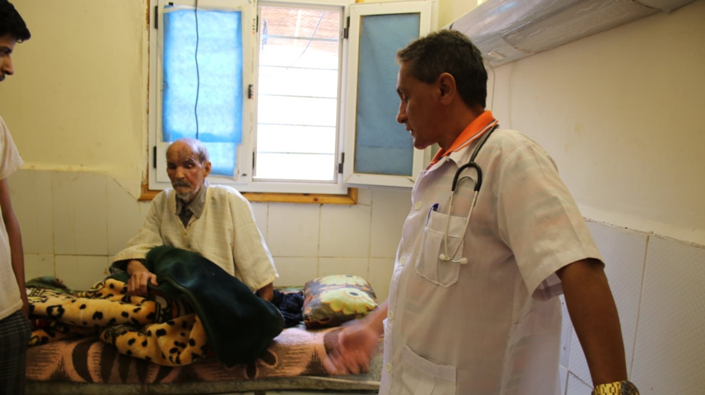 Parir bajo los faros de un coche o curar con resina de acacia: el arte de la improvisación de los médicos saharauis