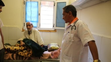 Parir bajo los faros de un coche o curar con resina de acacia: el arte de la improvisación de los médicos saharauis