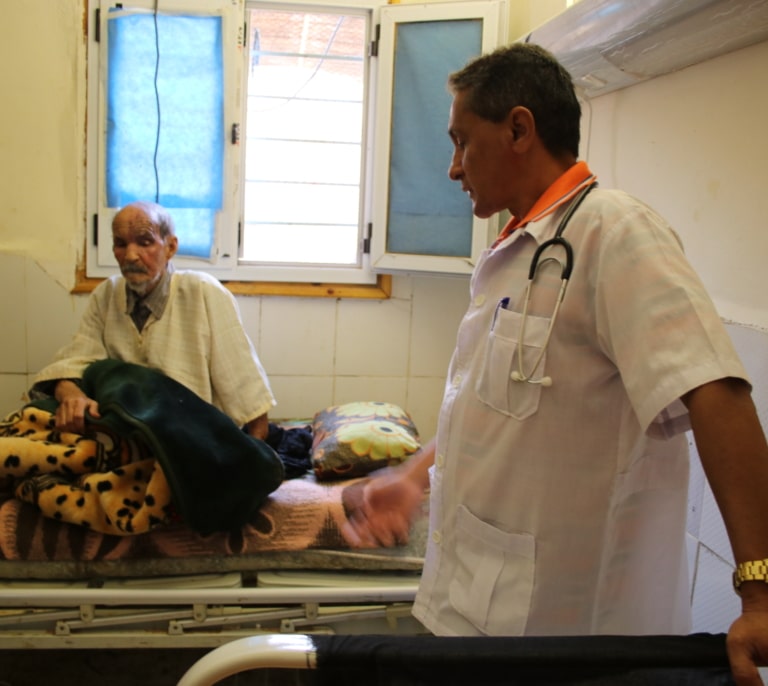 Parir bajo los faros de un coche o curar con resina de acacia: el arte de la improvisación de los médicos saharauis