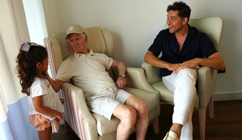 David Bisbal junto a su padre y una de sus hijas