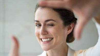 ¿Debería usar un irrigador dental? Los dentistas explican por qué el cepillado de toda la vida no es suficiente