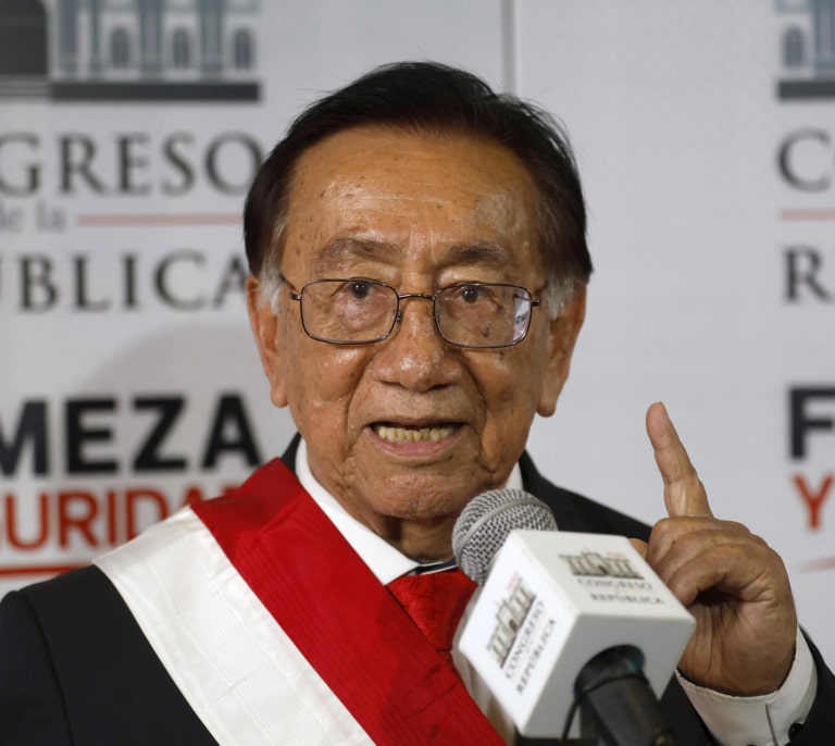 Balcázar asume la presidencia interina de Perú con la promesa de una transición electoral “pacífica y transparente”