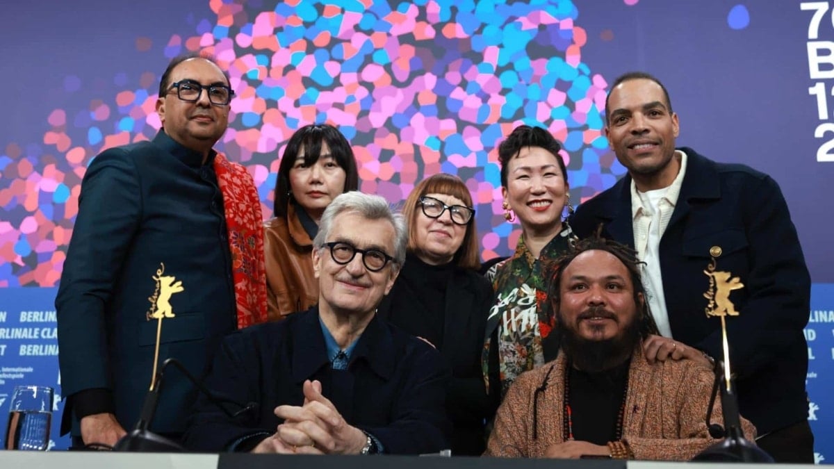 El jurado de la Berlinale 2026, este jueves en Berlín. De izquierda a derecha, Shivendra Singh Dungarpur, Bae Doona, el presidente del jurado Win Wenders, Ewa Puszczyńska, Hikari, Min Bahadur Bham y Marcus Green.