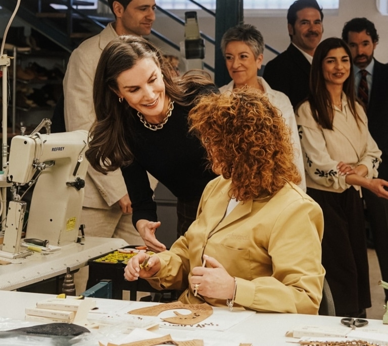 Letizia en la meca del zapato: las mejores imágenes de la reina en la fábrica de Pedro García en Elda