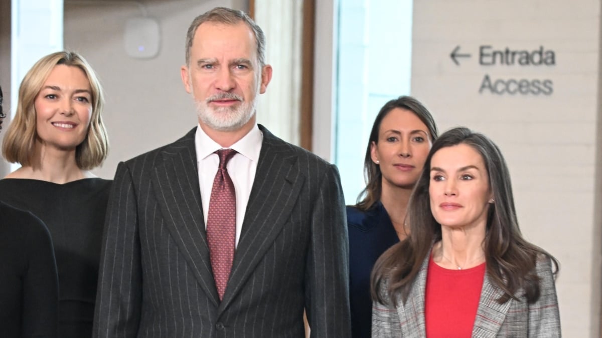 Marta Ortega y los reyes durante la foto de familia del Patronato de las Colecciones Reales.