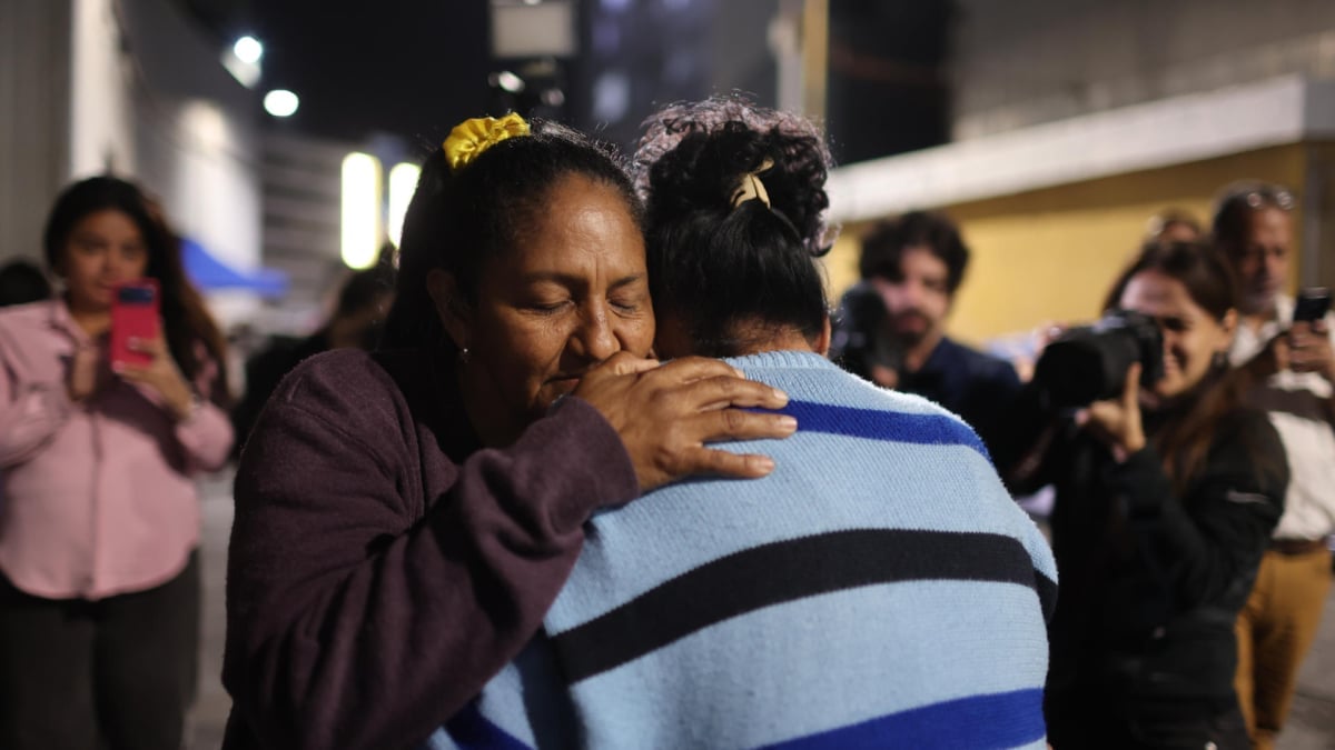 Personas se abrazan al conocer la aprobación de la ley de amnistía para presos políticos en Venezuela