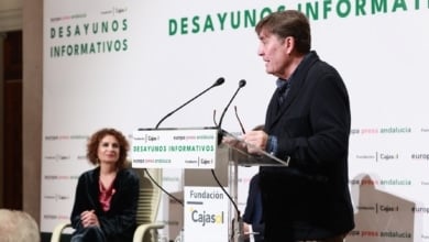 Luis García Montero defiende el "acento andaluz" de su "amiga" María Jesús Montero: "Me llena de orgullo cada vez que la oigo hablar"