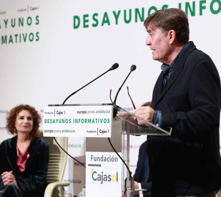 Luis García Montero defiende el "acento andaluz" de su "amiga" María Jesús Montero: "Me llena de orgullo cada vez que la oigo hablar"