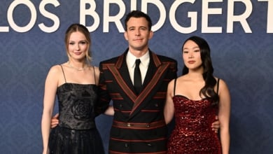 Los mejores looks de la fiesta de máscaras de 'Los Bridgerton' en Madrid con Luke Thompson, Yerin Ha y Hannah Dodd
