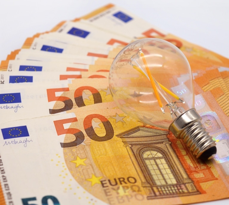 Precio de la luz hoy, 18 de febrero de 2026: ¿por qué hay diferencias entre el precio medio y las horas punta?