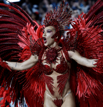 Transparencias, leds, 60.000 cristales y mucha pluma: la novia de Vinicius deslumbra [...]