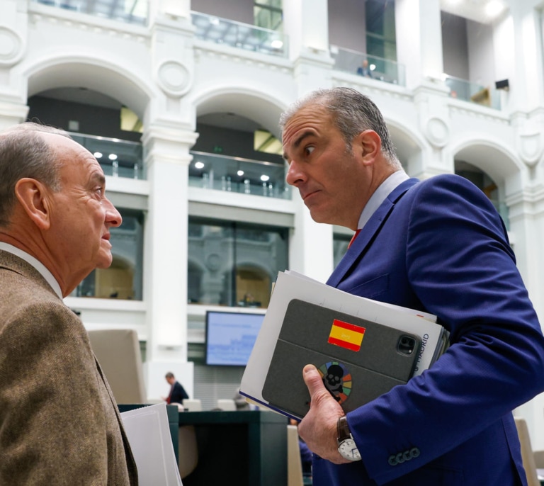 Vox escenifica su ruptura en el pleno de Cibeles: votaciones distintas y "un mes" para que Ortega Smith se marche