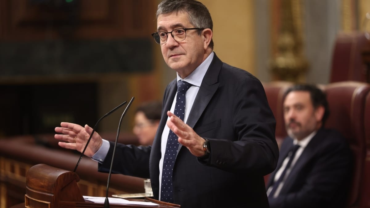 Patxi López repite en inglés el mensaje de "amor" de Bad Bunny