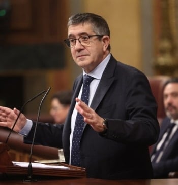 Patxi López repite en inglés el mensaje de "amor" de Bad Bunny