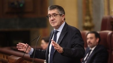 Patxi López repite en inglés el mensaje de "amor" de Bad Bunny