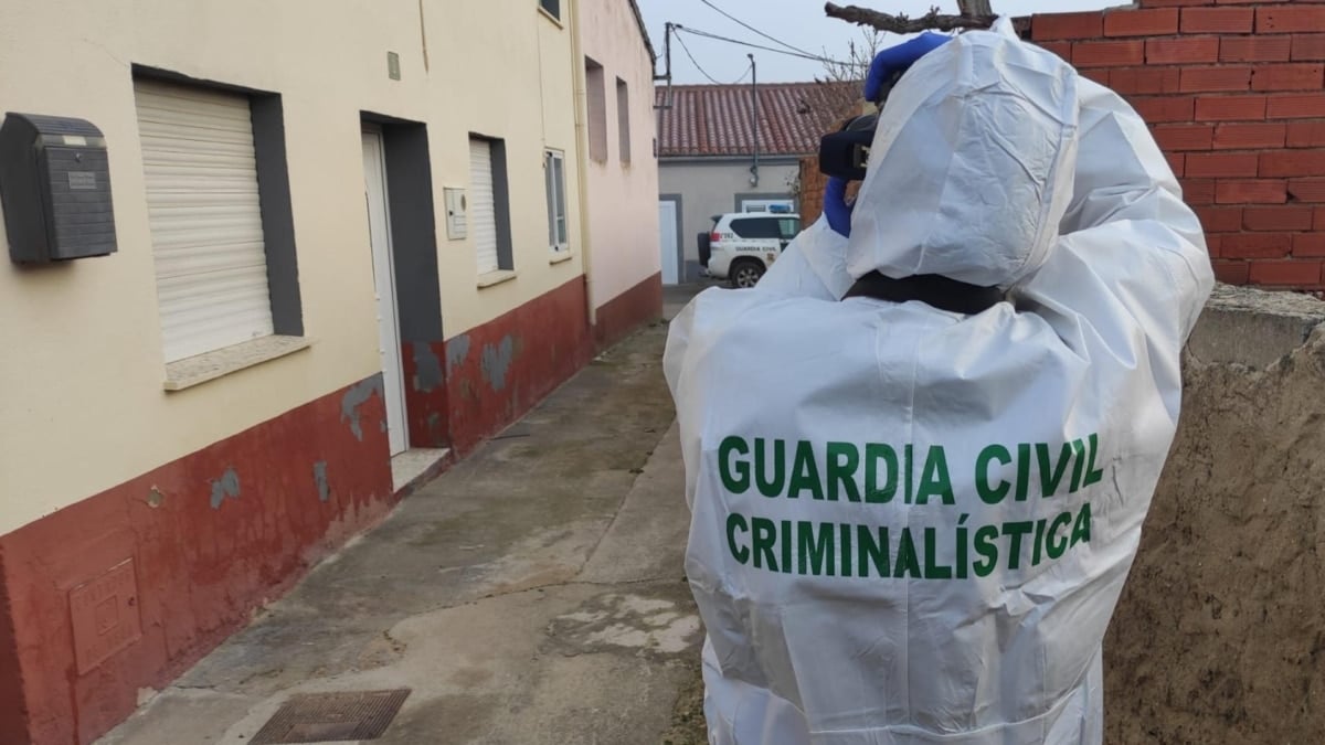 Un agente de la Guardia Civil durante la investigación del crimen en Peleas de Abajo.